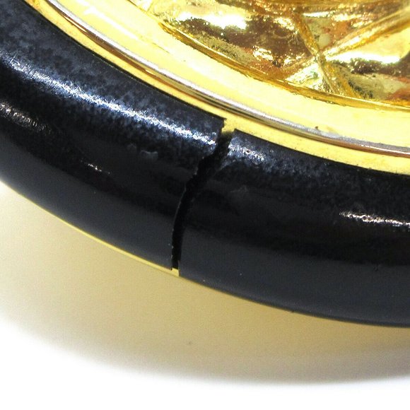 CHANEL CC Logos Button Motif Quilted Earrings Gold - Picture 4 of 4